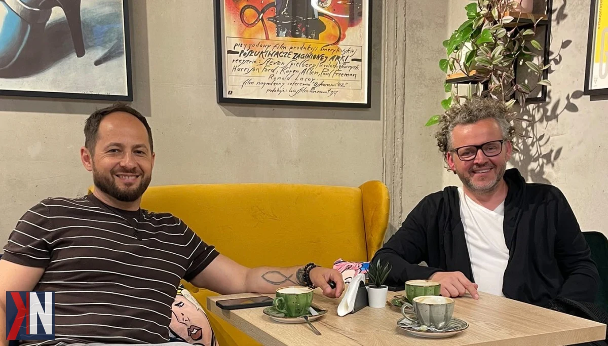 Radek Kot, trener personalny, muzyk i multiinstrumentalista, z ponad 20-letnim doświadczeniem w pracy z głosem i wystąpieniami publicznymi, podkreśla znaczenie autentyczności w przywództwie. W artykule omawia, jak prawdziwa siła lidera wpływa na postrzeganie przez innych oraz jak unikać powierzchowności w zarządzaniu.