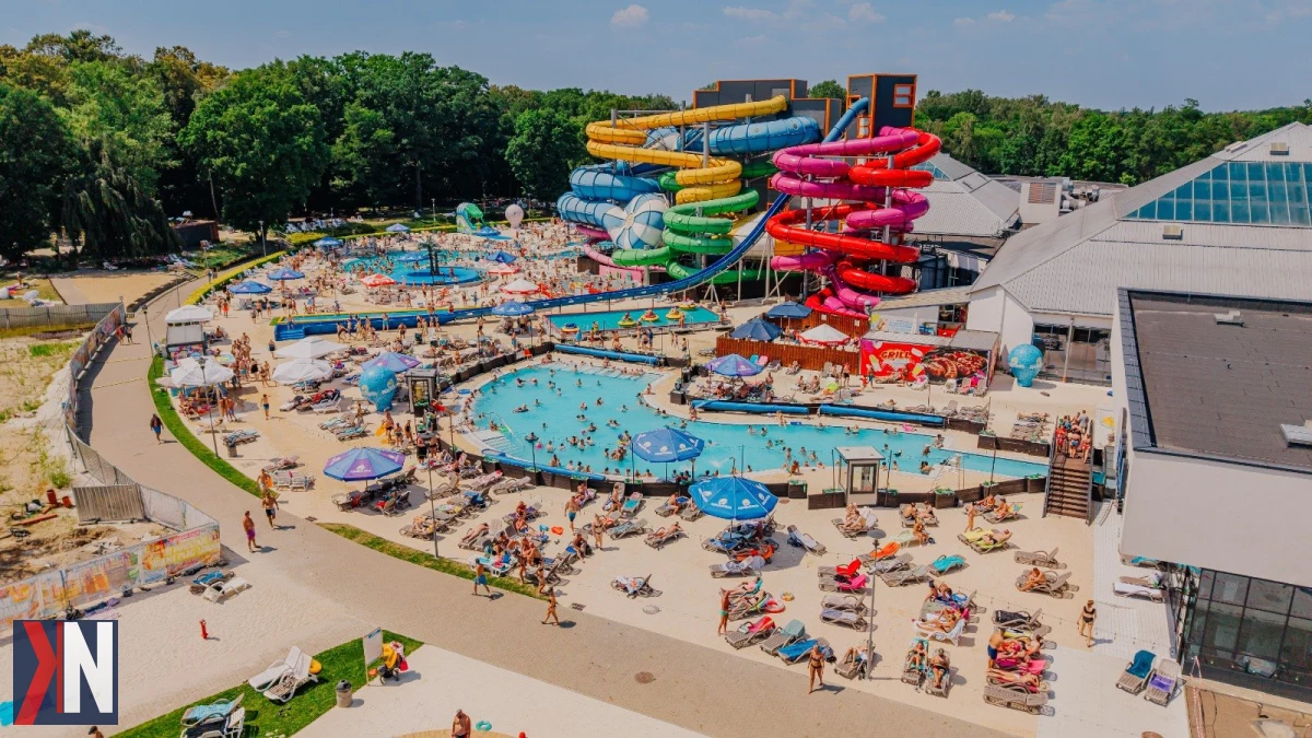 Zdjęcie przedstawia nowoczesny Aquapark Fala w Łodzi, ukazujące jego atrakcyjne zjeżdżalnie i baseny. Artykuł omawia rozwój Aquaparku, nowe atrakcje oraz plany budowy hotelu w mieście, co świadczy o dynamicznej ekspansji i inwestycjach w Łodzi.