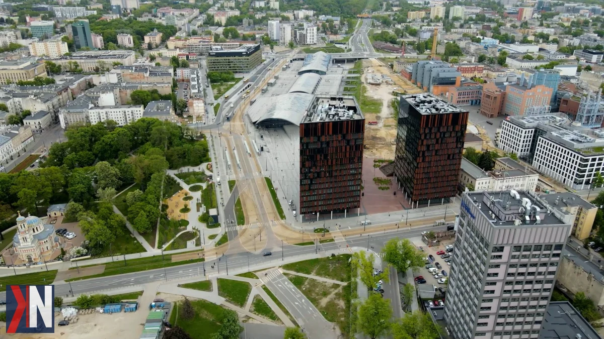 Zdjęcie przedstawiające panoramę Łodzi, symbolizujące pozytywną zmianę w ratingu kredytowym miasta, które utrzymało ocenę BBB+ według S&P Global Ratings, z pierwszą od 2007 roku, pozytywną perspektywą.