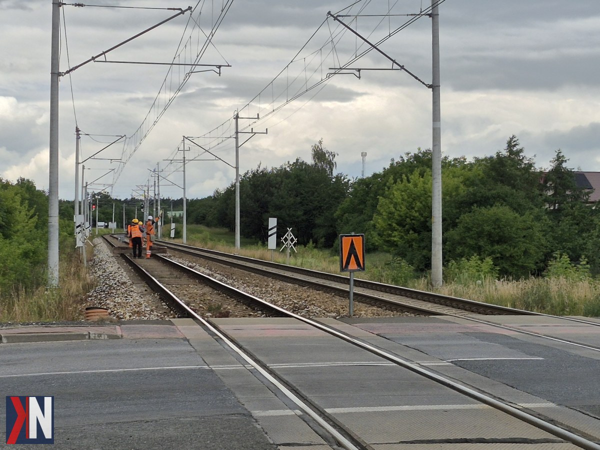 "Tunel drogowy pod torami w Tomaszowie Mazowieckim - wizualizacja inwestycji za 33 mln zł, która zrealizuje bezpieczniejszy i bardziej płynny ruch drogowy, zastępując tradycyjne rogatki przy ul. Warszawskiej."