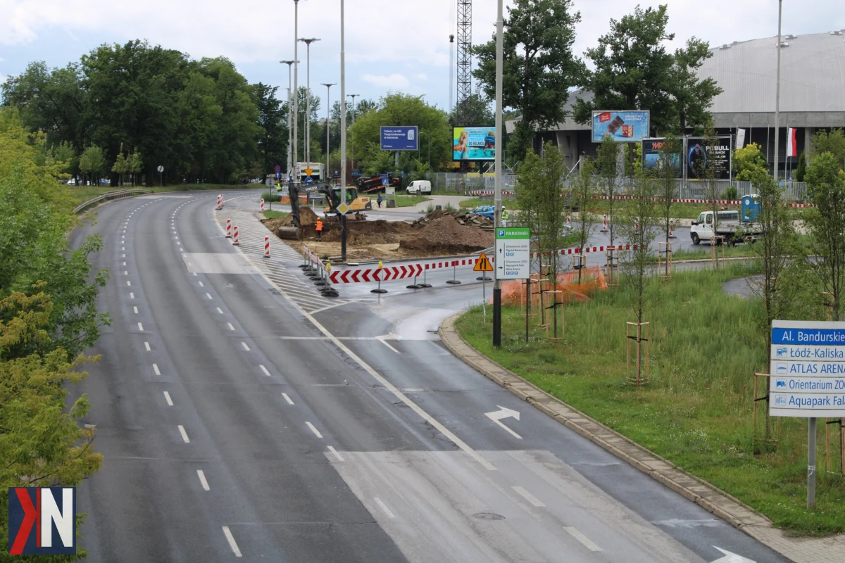 Wyjątkowy widok na al. Bandurskiego z tymczasowym bajpasem, gdzie kierowcy od 17 sierpnia podróżują nową, dwujezdniową trasą. Zmiany w organizacji ruchu związane są z budową komory K5, poprawiającą infrastrukturę drogową w kierunku Retkini.