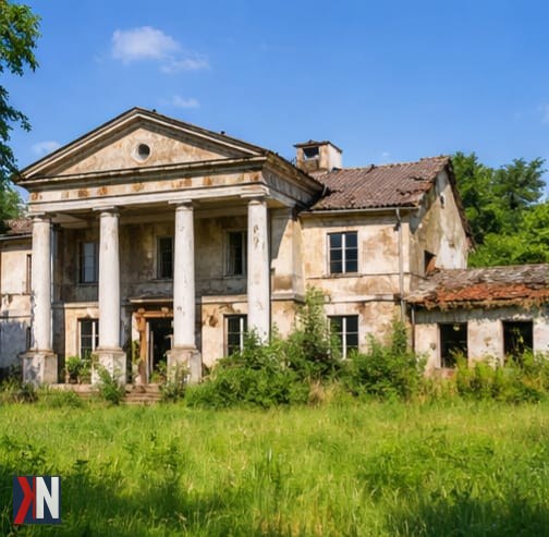 "Zdjęcie dworu w Poborzu, zabytkowej budowli położonej w powiecie kutnowskim, która powoli popada w ruinę. Urokliwe miejsce, z dala od głównych tras, świadczy o dawnych czasach i potrzebie ochrony historycznych skarbów."