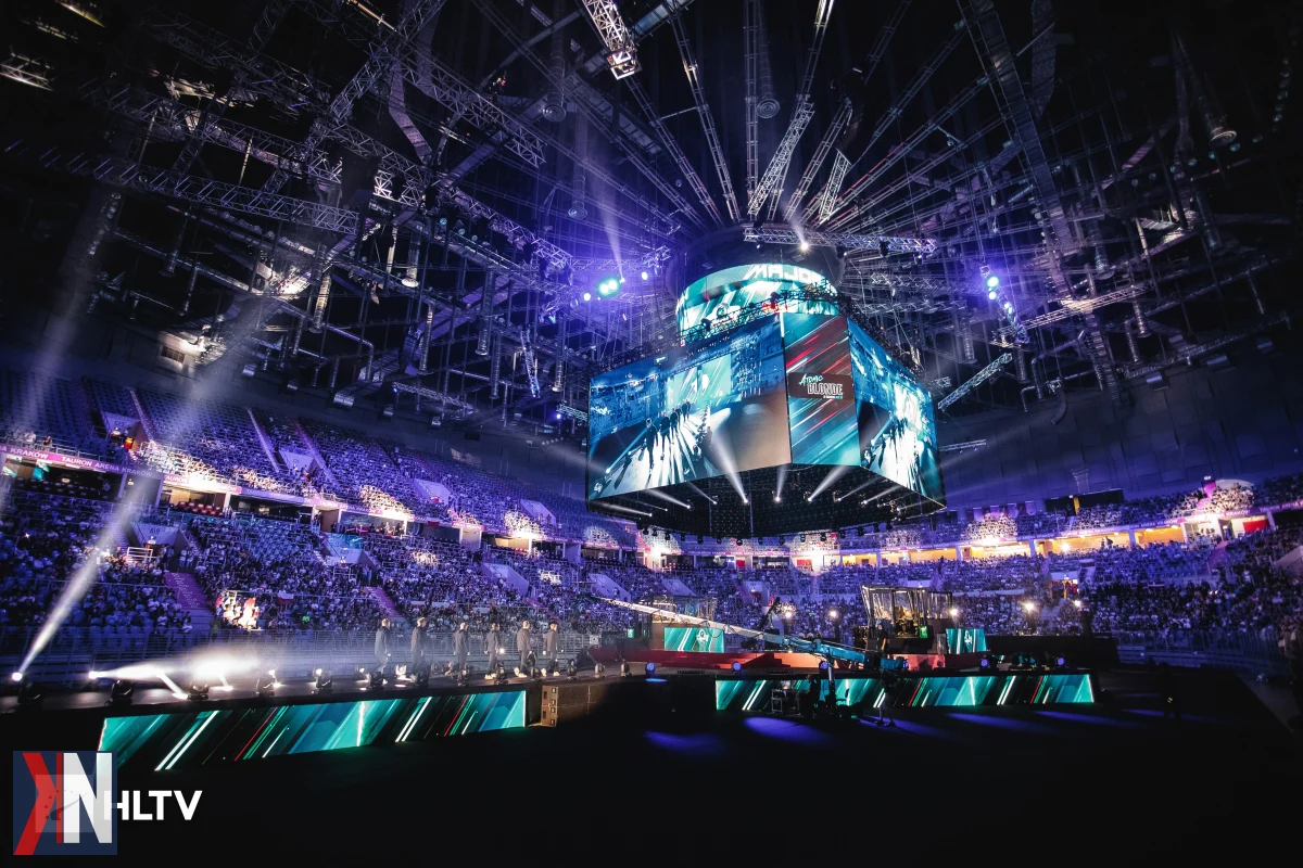 "Świetny kadr z Wielkiej gamingowej imprezy w Łodzi, gdzie miasto gości światowy turniej Counter-Strike 2. Zdjęcie ukazuje zacięte pojedynki graczy, pasjonujących się jedną z najpopularniejszych gier rywalizacyjnych, która przyciągnęła ponad 1,86 mln jednoczesnych graczy na Steamie."