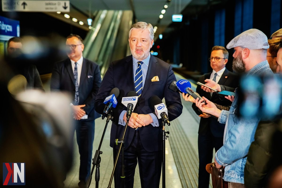 "Europosłowie podczas wizyty w Łodzi, gdzie omawiają program inwestycji związanych z KDP. Na zdjęciu tunel średnicowy oraz dworzec Łódź Fabryczna, kluczowe elementy, które mają wpłynąć na skrócenie czasu podróży do Berlina i Wiednia do zaledwie 4 godzin."