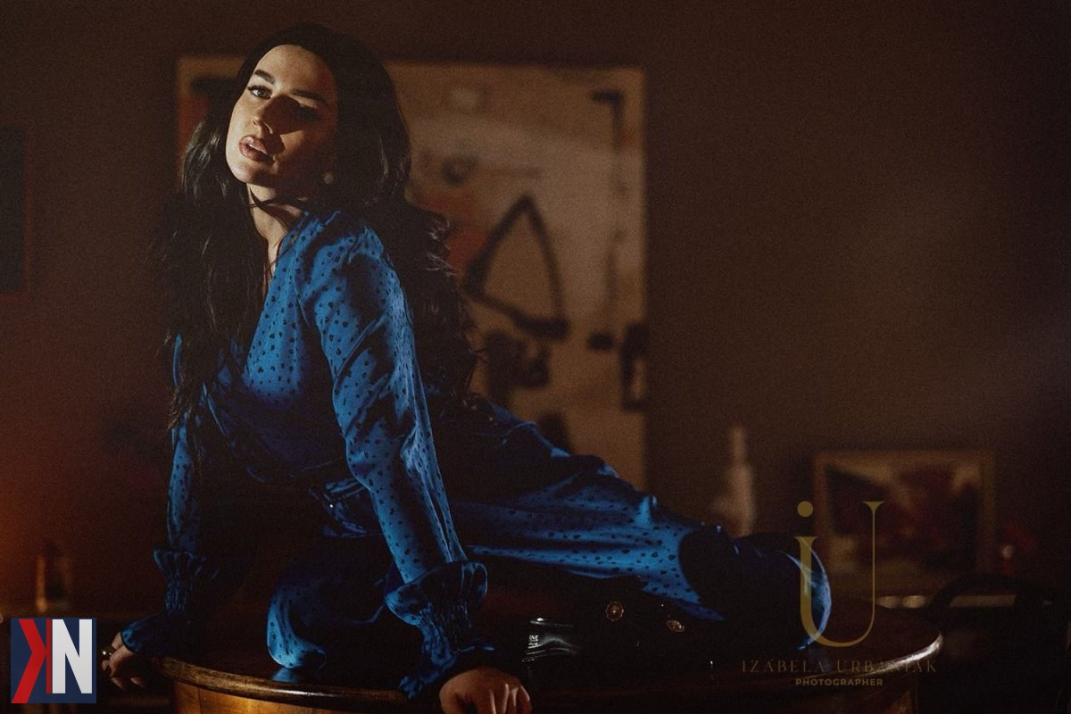 "Zdjęcie przedstawia przytulną kawiarnię Costa w Manufakturze w Łodzi, gdzie fotografka kobiecych dusz spotyka się w inspirującym pofabrycznym wnętrzu z wysokimi sufitami i surową cegłą, tworząc idealną atmosferę do rozmów o zdjęciach i emocjach."