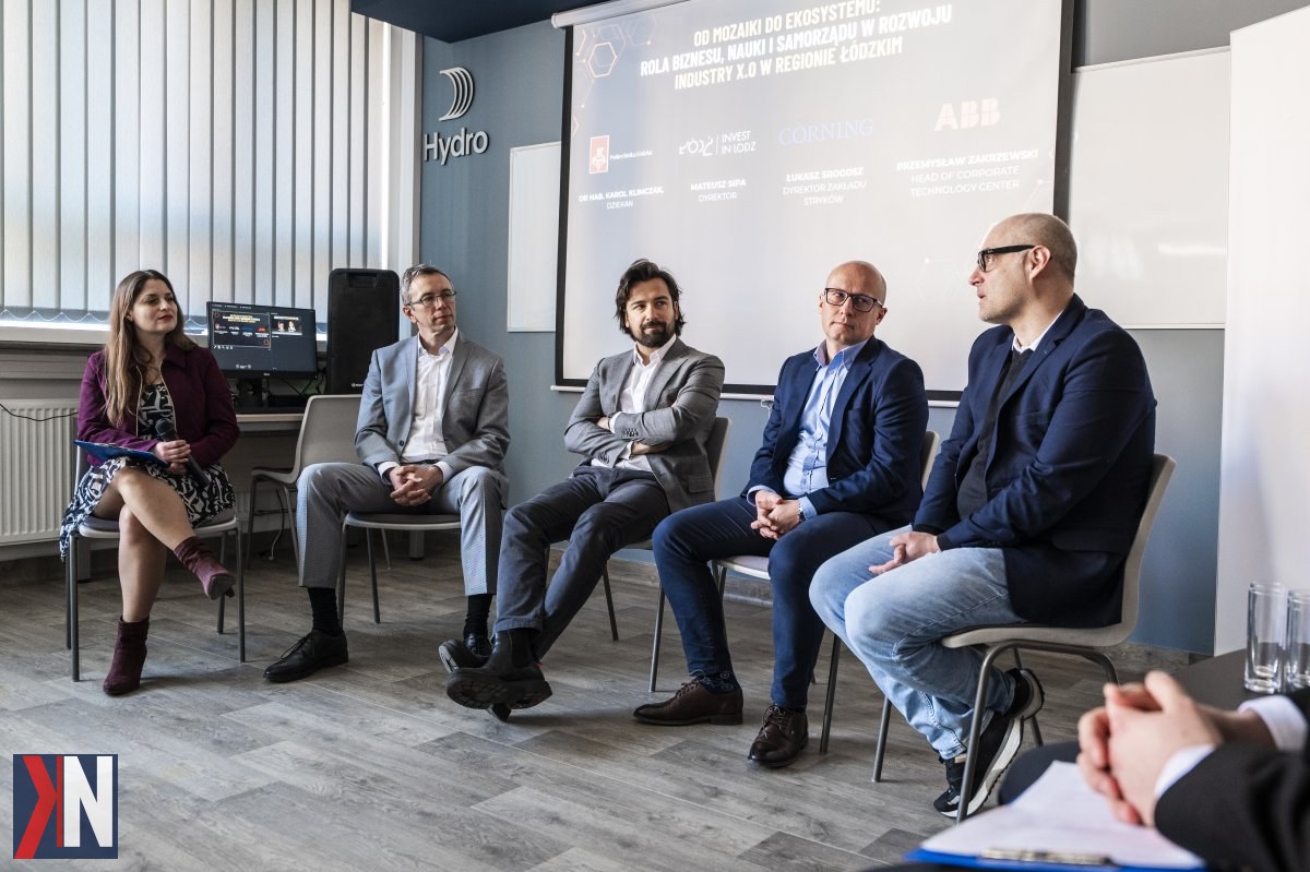 "Zdjęcie przedstawia panoramę Łodzi, ukazując dynamiczny rozwój miasta przed rewolucją. W tle widoczne są nowoczesne budynki oraz elementy infrastruktury, w tym szybka kolej, symbolizująca wolną transformację aglomeracji. Miejsce to odzwierciedla równowagę między stabilnym przemysłem a możliwościami rozwoju, z doświadczeniem przedsiębiorców i licznymi miejscami pracy."