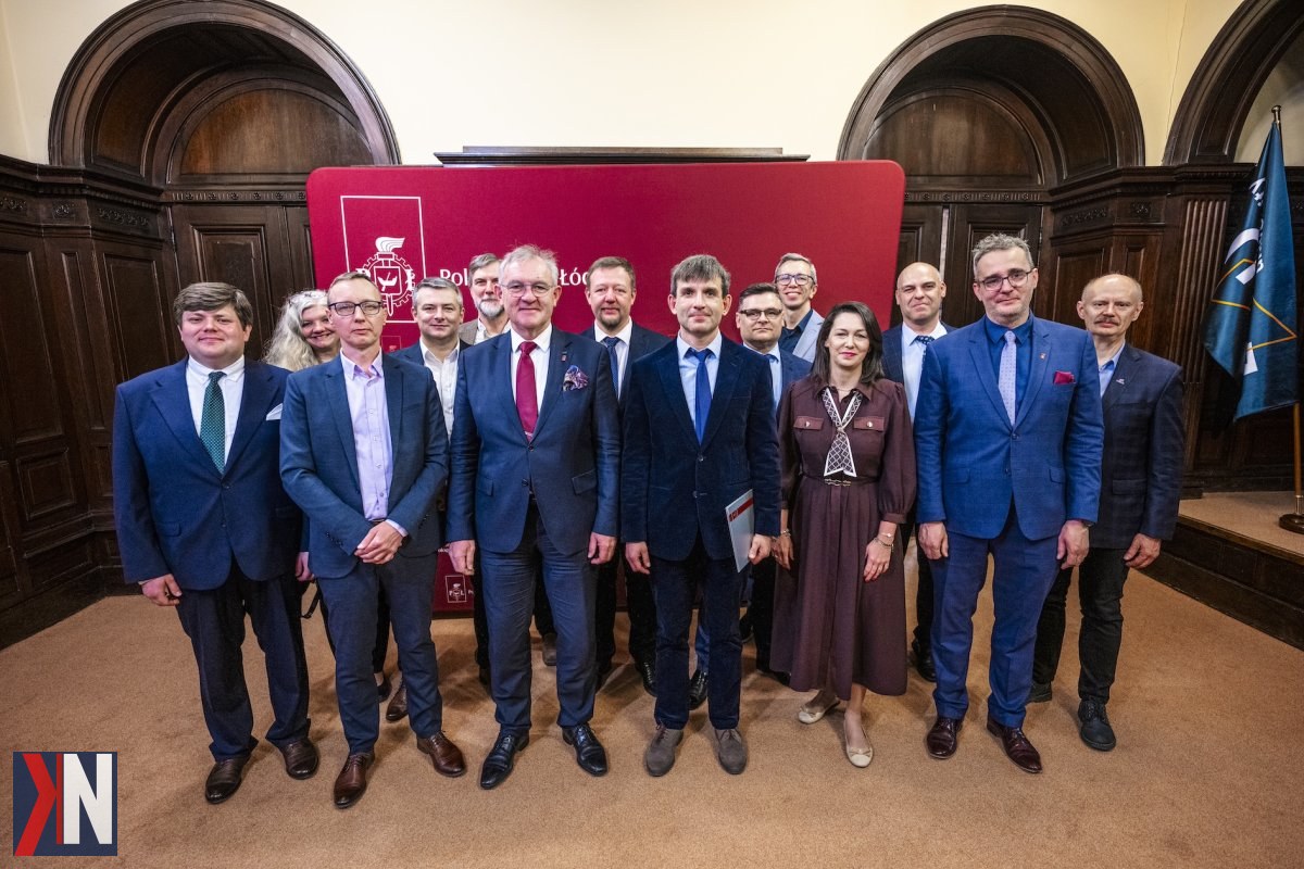 "Zdjęcie przedstawia przedstawicieli Hitachi Energy oraz Politechniki Łódzkiej podczas podpisania listu intencyjnego, który ma na celu zacieśnienie współpracy w dziedzinie kształcenia i badań naukowych w kontekście inwestycji o wartości 62 mln zł w nowoczesne technologie energetyczne."