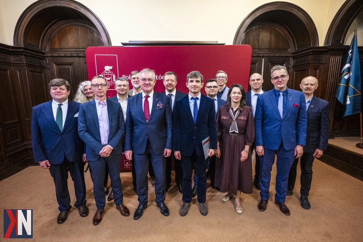 "Zdjęcie przedstawia przedstawicieli Hitachi Energy oraz Politechniki Łódzkiej podczas podpisania listu intencyjnego, który ma na celu zacieśnienie współpracy w dziedzinie kształcenia i badań naukowych w kontekście inwestycji o wartości 62 mln zł w nowoczesne technologie energetyczne."
