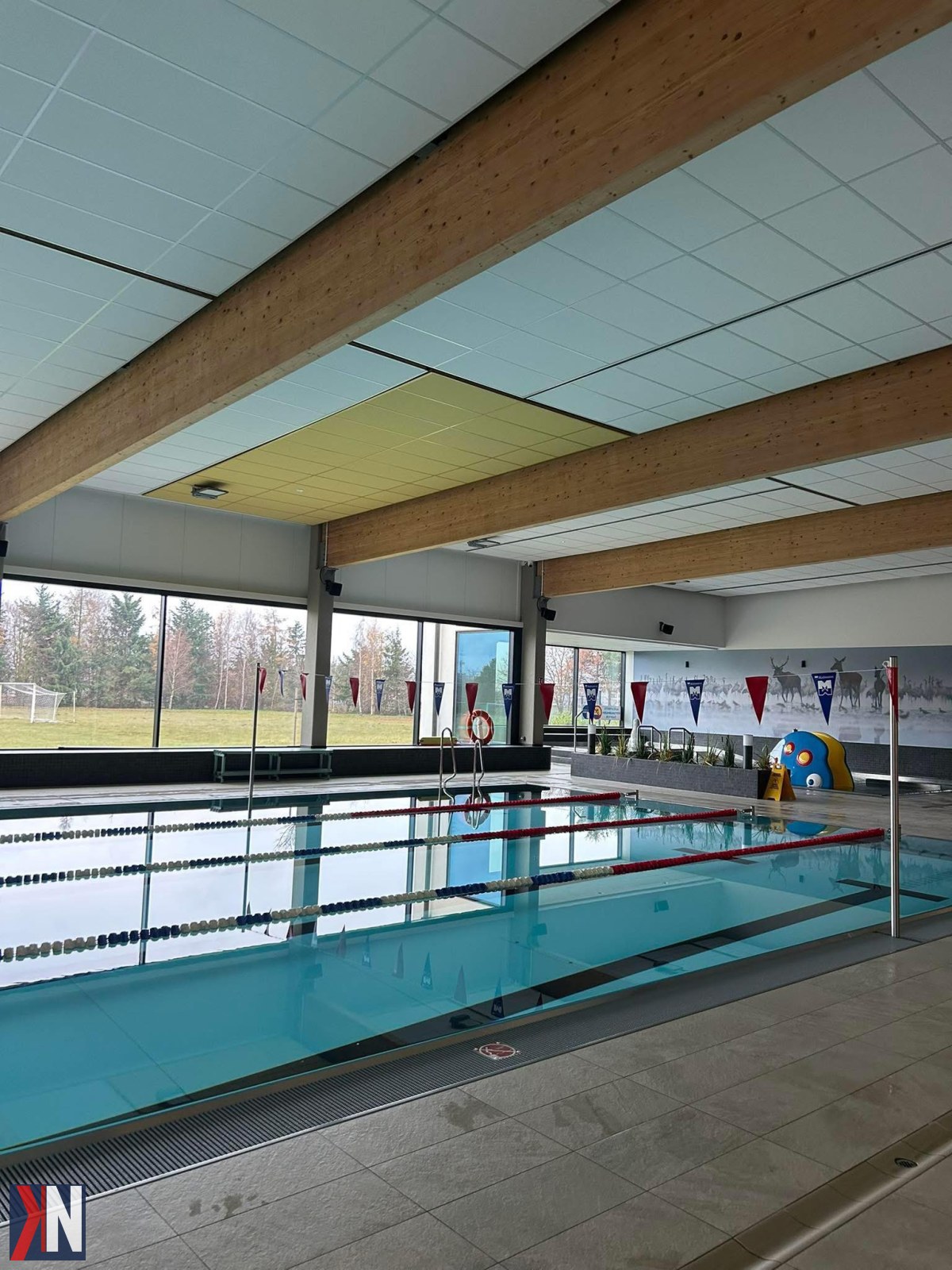 "Budowa krytego basenu Delfinek w Gminie Buczek – inwestycja za ponad 23 mln zł przy ulicy Szkolnej. Zakończenie prac planowane na 28 sierpnia przyszłego roku."