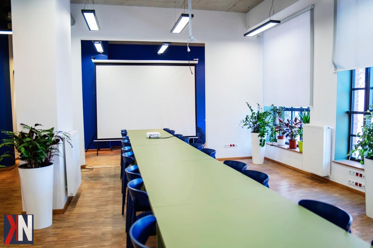 "SkyHUB w trakcie ostatnich prac wykończeniowych, gotowy na powitanie przedsiębiorców w nowoczesnych, odnowionych przestrzeniach. Przyszłość SkyHUB-u pełna nowych możliwości. W tle widać świeżo odnowione biura, które z pewnością zainspirują do innowacyjnych szkoleń i współpracy."