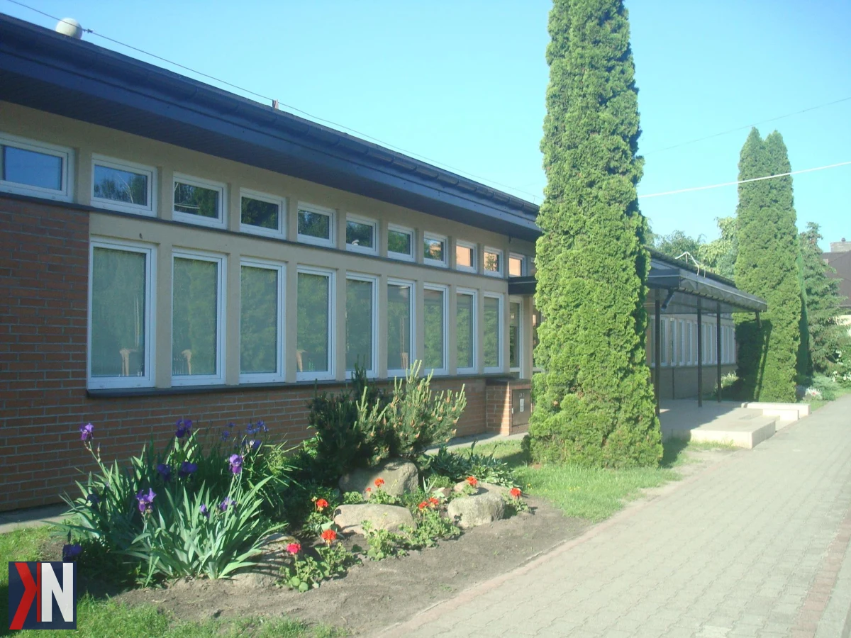 Kompleks sportowy przy Szkole Podstawowej nr 7 w Łowiczu - podpisanie umowy na realizację inwestycji po trzech przetargach. Nowoczesne obiekty sportowe z korzyścią dla lokalnej społeczności.