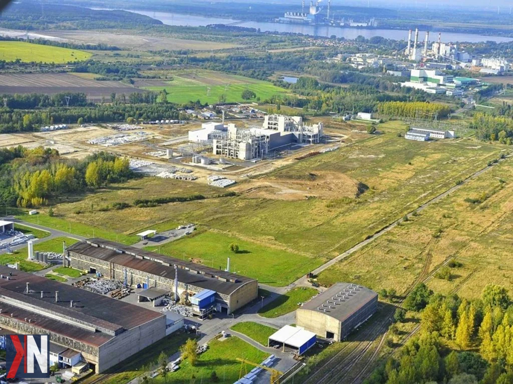 "Zdjęcie przedstawia nowoczesny zakład chińskiego producenta JS Energy, powstający w Koninie, tuż obok granic województwa łódzkiego. Inwestycja o wartości 870 milionów złotych symbolizuje dynamiczny rozwój miasta, które przez lata było związane z energetyką węglową, a dziś zyskuje nowe oblicze przemysłowe."