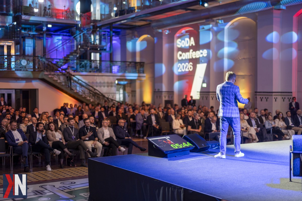 Zdjęcie przedstawia spotkanie członków Software Development Association Poland (SODA) w EC 1 w Łodzi, gdzie ponad 500 uczestników dyskutuje o przyszłości polskiego IT, podkreślając potrzebę zwinności i deregulacji w branży.