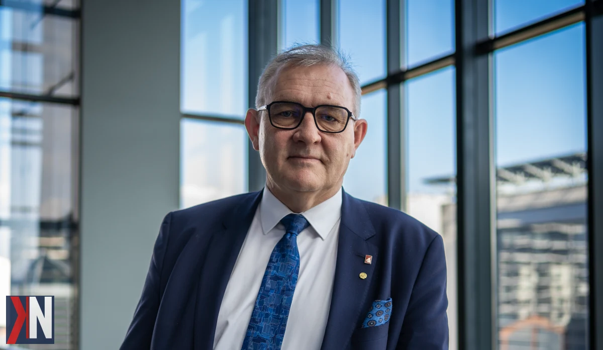 Rektor Politechniki Łódzkiej podczas konferencji ogłasza awans uczelni na ósme miejsce w rankingu akademickim w Polsce, podkreślając zaangażowanie całej społeczności akademickiej oraz omawiając wyzwania związane z metodologią rankingu i problemami wizowymi dla zagranicznych naukowców.