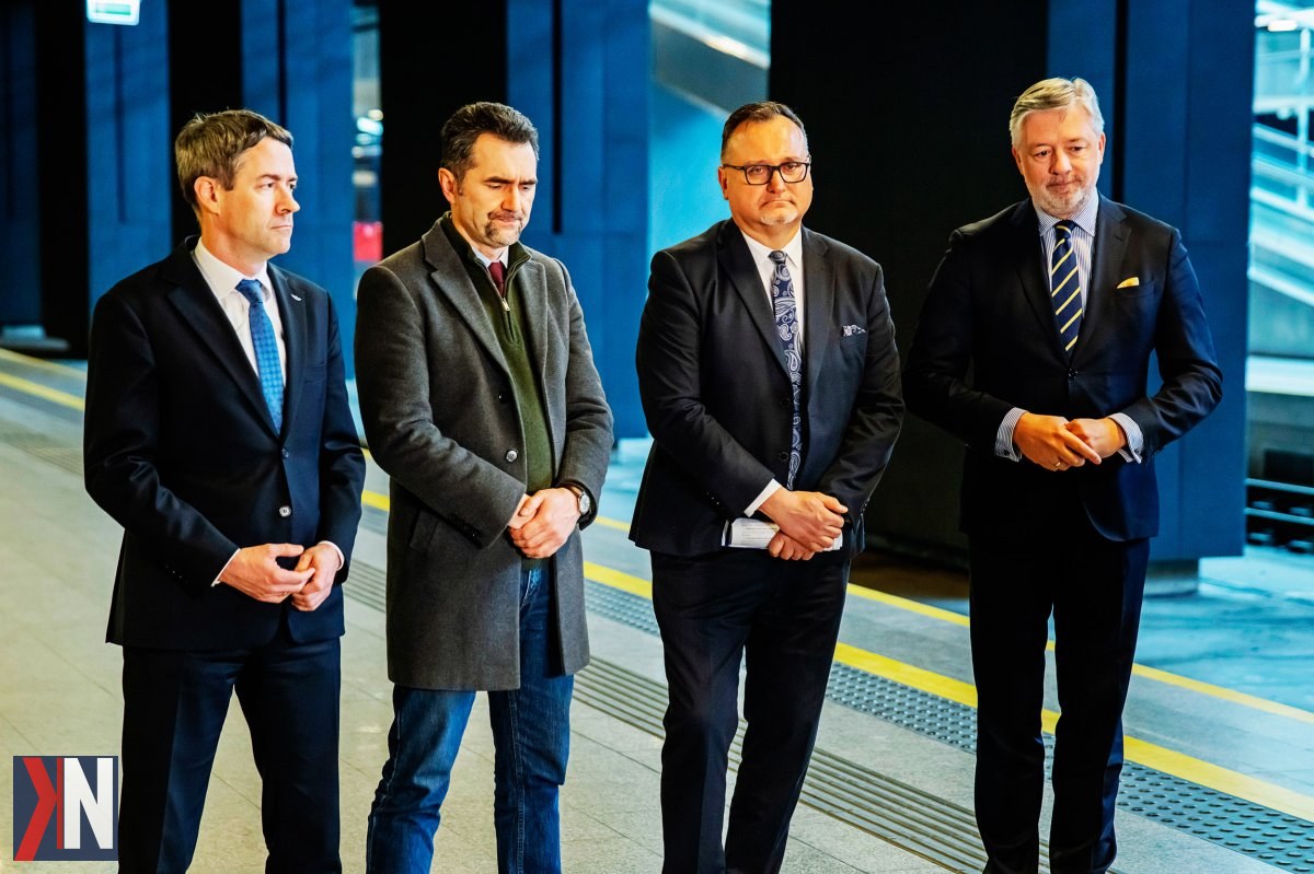 "Europosłowie na tle tunelu średnicowego w Łodzi, podczas wizyty na prezentacji programu inwestycyjnego, podkreślają znaczenie nowej infrastruktury transportowej, która umożliwi szybkie połączenia z Berlinem i Wiedniem w zaledwie 4 godziny."