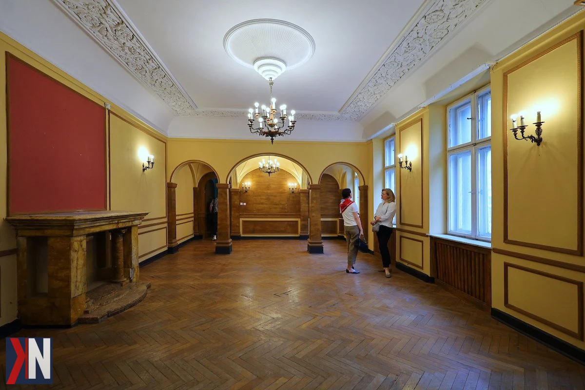 ALT: "Kamienica 'pod Motylem' w centrum Łodzi - zabytkowy budynek na sprzedaż przez Uniwersytet Łódzki. Zdjęcie przedstawia elegancką architekturę kamienicy, która może zyskać nowego właściciela w nadchodzącym przetargu."