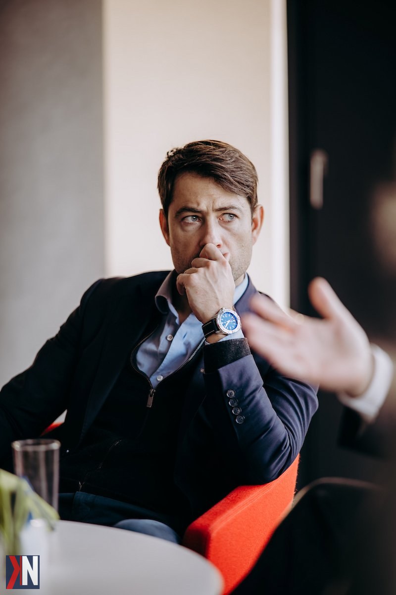 „Zdjęcie przedstawiające panoramę Łodzi z charakterystycznymi budynkami i nowoczesnymi wieżowcami, które symbolizują rozwój miasta. Artykuł omawia możliwości Łodzi w kontekście europejskiego sektora półprzewodników i sztucznej inteligencji, wskazując na zmieniające się trendy i nowe kierunki rozwoju. Gra toczy się w innych lokalizacjach.”