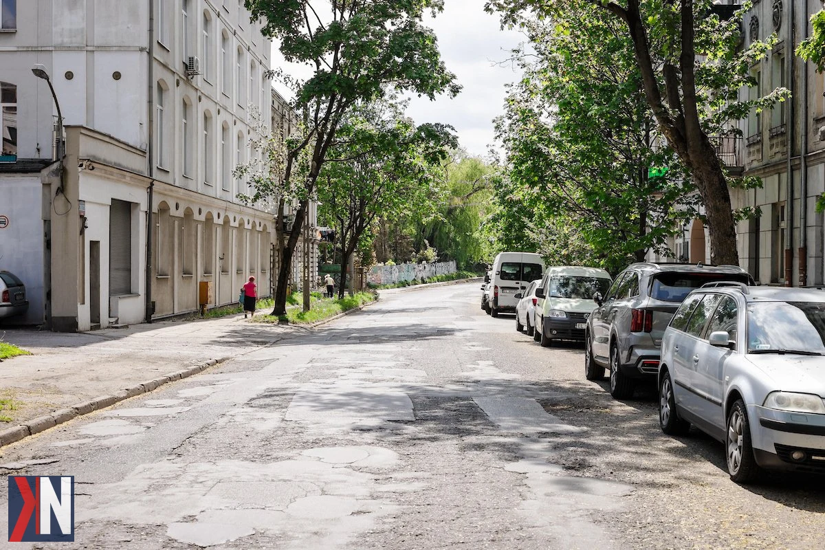 "Remont ulicy Łomżyńskiej w Łodzi – prace na odcinku między ul. Zarzewską a ul. Dąbrowskiego. Ważny łącznik Górniaka i Dąbrowy, który zyska nową nawierzchnię i poprawi komunikację w okolicy. Zdjęcie przedstawia ekipę remontową oraz oznakowanie budowy."