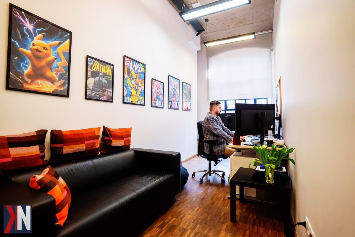 "Zdjęcie przedstawiające nowoczesne wnętrze SkyHUB-u, które wkrótce otworzy swoje odnowione przestrzenie dla przedsiębiorców. Zestawienie eleganckiego designu i funkcjonalności zapowiada ekscytujące możliwości, w tym organizację szkoleń. Ostatnie prace wykończeniowe dodają blasku temu innowacyjnemu miejscu."