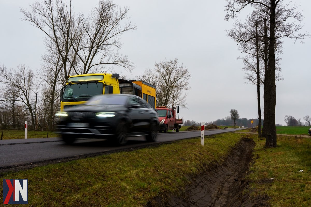 "Zdjęcie przedstawia wizualizację rozbudowy drogi wojewódzkiej nr 486 na kluczowym odcinku Szczyty – Działoszyn, która otrzymała ponad 29 mln zł na modernizację. W tle widać sprzęt budowlany oraz plany inwestycyjne, sygnalizujące rozpoczęcie realizacji projektu przez Zarząd Dróg Wojewódzkich w Łodzi."