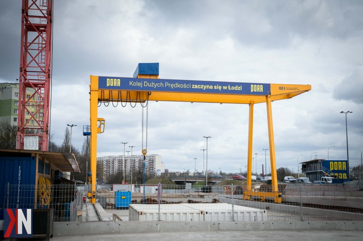 "Europosłowie zwiedzają tunel średnicowy w Łodzi, który ma kluczowe znaczenie dla przyszłości transportu w Polsce. W kontekście programu inwestycyjnego, prezentowane są plany umożliwiające szybki dojazd do Berlina i Wiednia w zaledwie 4 godziny. Na zdjęciu widać nowoczesny dworzec Łódź Fabryczna, symbol rozwoju infrastruktury w regionie."