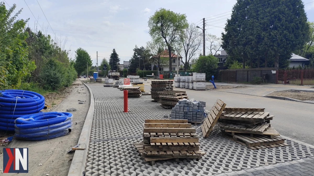 "Remont ul. Biegunowej na Złotnie - nowy asfalt, chodniki i parking przy lesie na Brusie. Prace obejmują odcinek od ul. Krakowskiej do skrzyżowania z ul. Garnizonową i Jagodnica, zapewniając lepsze warunki dla pieszych i kierowców."
