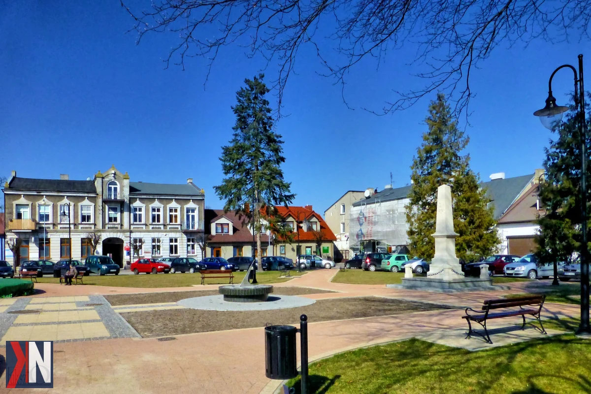 "Plik przedstawia wizualizację Placu Kościuszki w Konstantynowie Łódzkim, który wkrótce przejdzie metamorfozę. Betonowy fragment placu zostanie zastąpiony świeżą zielenią oraz przepuszczalną nawierzchnią, tworząc przyjazny park w sercu miasta."