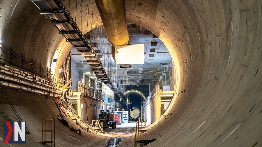 „Tunel średnicowy w Łodzi - zdjęcie przedstawiające aktualny stan budowy, ilustrujące zerwanie kontraktu przez PKP Polskie Linie Kolejowe oraz wprowadzenie nowych procedur, budzące pytania o aktualne terminy realizacji projektu."