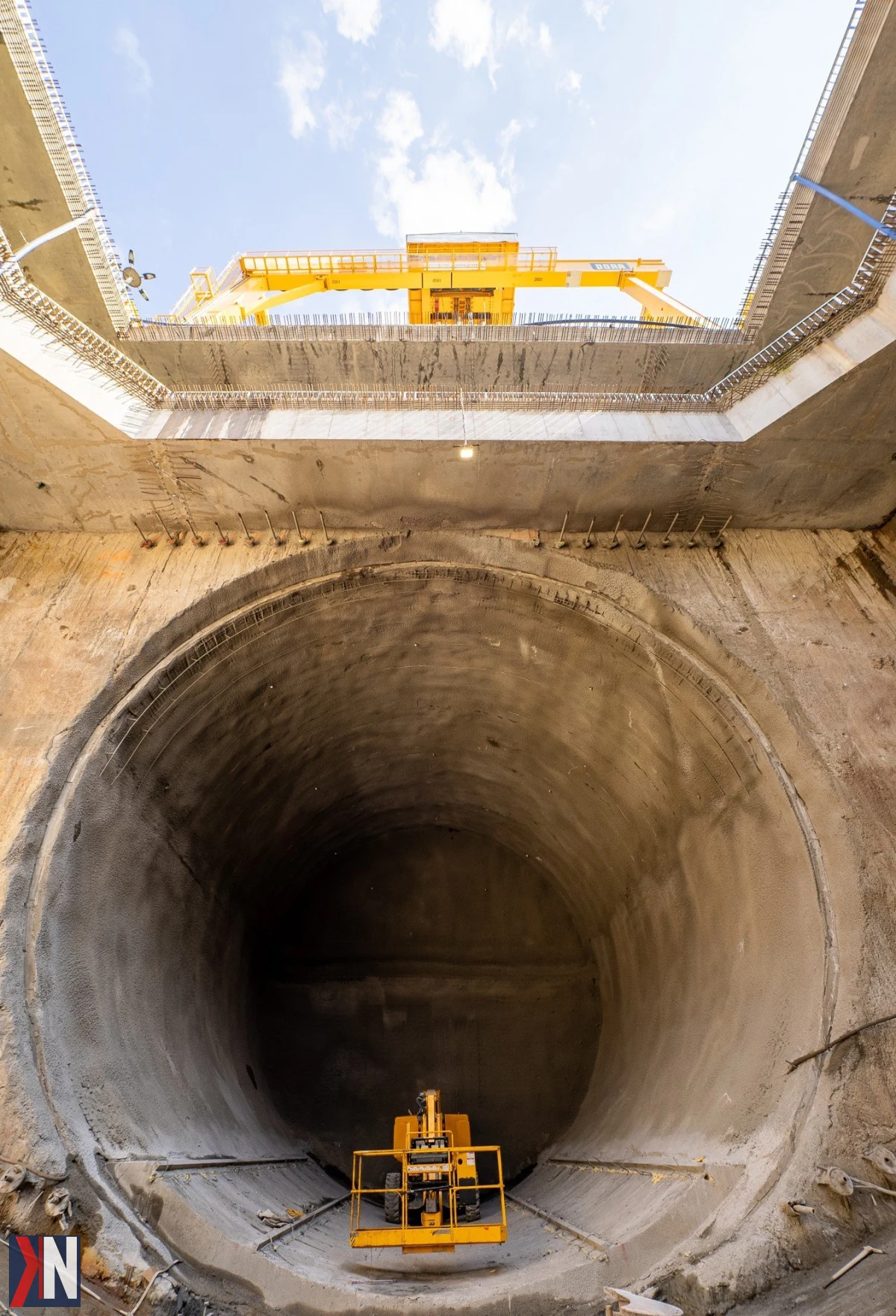 Kołyska pod maszynę TBM w Łodzi - widok z budowy komory startowej na Retkini, gdzie kończy się konstrukcja fundamentu do drążenia tunelu Kolei Dużych Prędkości.