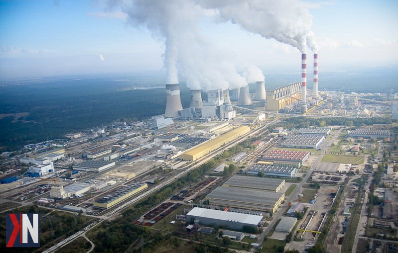 "Zdjęcie premiera Donalda Tuska podczas konferencji, na której ogłosił plany budowy drugiej elektrowni jądrowej w Bełchatowie. Premier zaprezentował najnowsze informacje na temat programu jądrowego, podkreślając znaczenie Bełchatowa jako kluczowego miejsca dla przyszłości energetyki w Polsce."