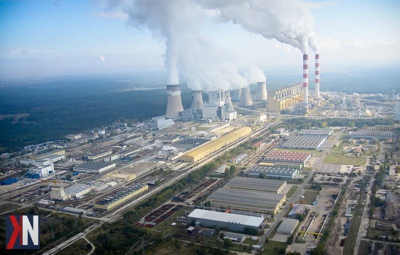 "Zdjęcie premiera Donalda Tuska podczas konferencji, na której ogłosił plany budowy drugiej elektrowni jądrowej w Bełchatowie. Premier zaprezentował najnowsze informacje na temat programu jądrowego, podkreślając znaczenie Bełchatowa jako kluczowego miejsca dla przyszłości energetyki w Polsce."