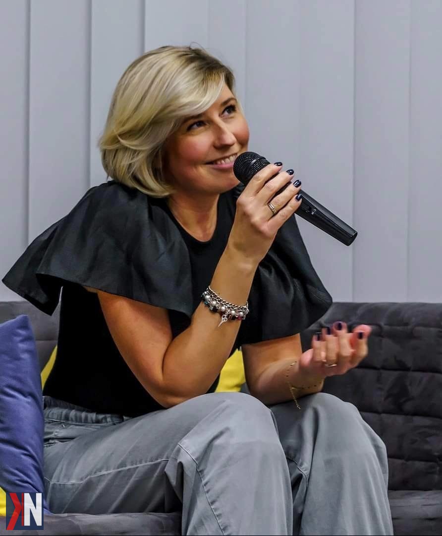 "Portret Agnieszki Płoszaj, łódzkiej autorki kryminałów, podczas szczerej rozmowy o wyzwaniu pisania bestsellerów i realiach rynku wydawniczego. W artykule 'Nie wierzę w pisanie bestselleru w dwa miesiące' odkryj, jak pisarze zmieniają swoje tempo pracy w obliczu rosnącej komercjalizacji literatury."