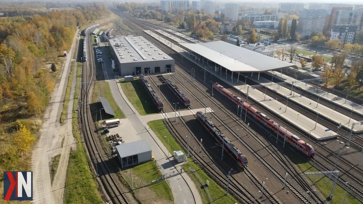 Łódzka Kolej Aglomeracyjna rozpoczyna budowę nowej bazy na Karolewie, co ma kluczowe znaczenie dla rozwoju transportu kolejowego po otwarciu tunelu. Inwestycja o wartości około 100 milionów złotych obejmuje 4 hektary terenu, gdzie powstanie nowoczesne zaplecze techniczne, wspierające przewozy kolejowe i poprawiające komfort podróży.