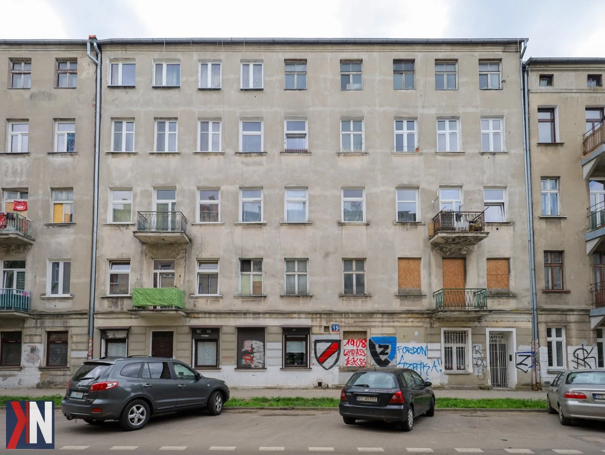 "Zdjęcie przedstawiające kamienice w centrum Łodzi, które będą poddane gruntownym remontom. Biuro Rewitalizacji UMŁ zaplanowało renowację dziewięciu budynków, w wyniku której powstanie 217 nowych mieszkań."