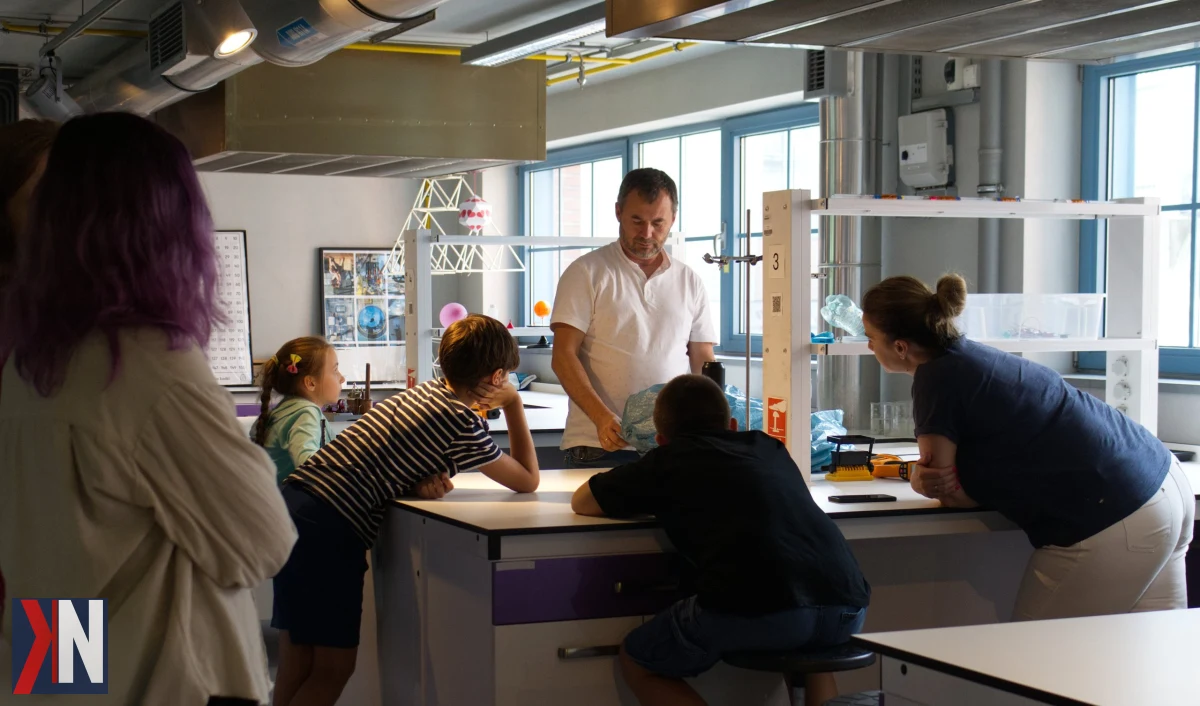 Zajęcia w Laboratoriach OPEN w EC1 - dzieci eksperymentują z maszyną parową, silnikiem elektrycznym i ogniwem chemicznym podczas ostatniej wakacyjnej środy 26 sierpnia.