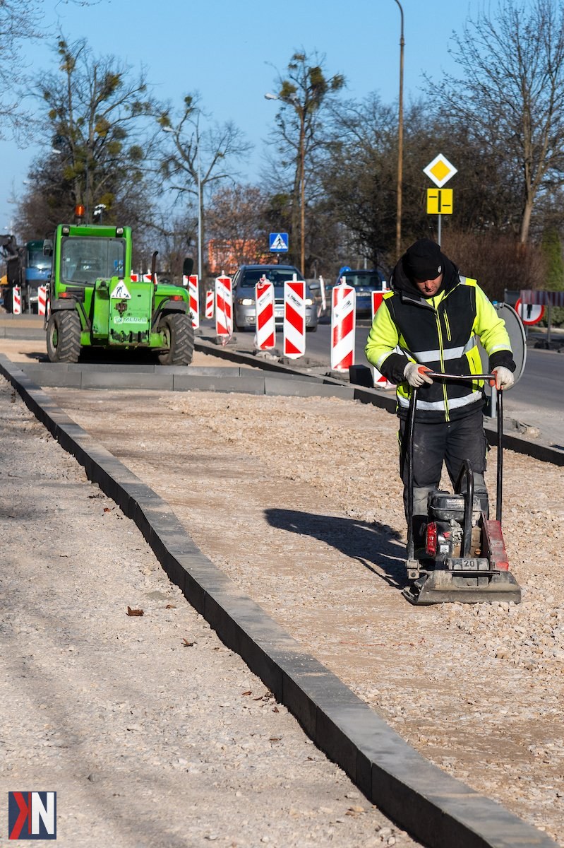 "Końcówka remontu ulicy Bartoka na Widzewie - nowa nawierzchnia jezdni, miejsca parkingowe i ścieżka rowerowa. Prace w pełni zaawansowane."