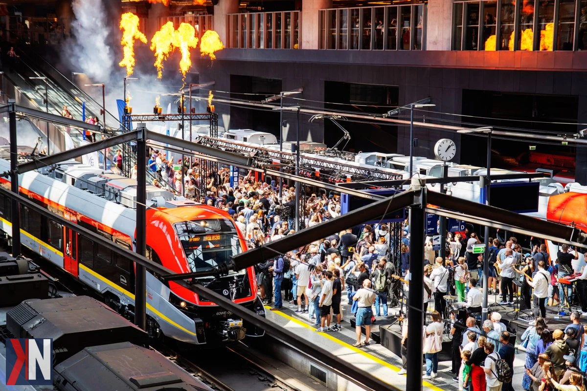 "Nowe pociągi Pesa Elf 3.0 na torach Łódzkiej Kolei Aglomeracyjnej - czternaście nowoczesnych jednostek wzbogaciło flotę, zapewniając komfort i nowoczesność podróży."