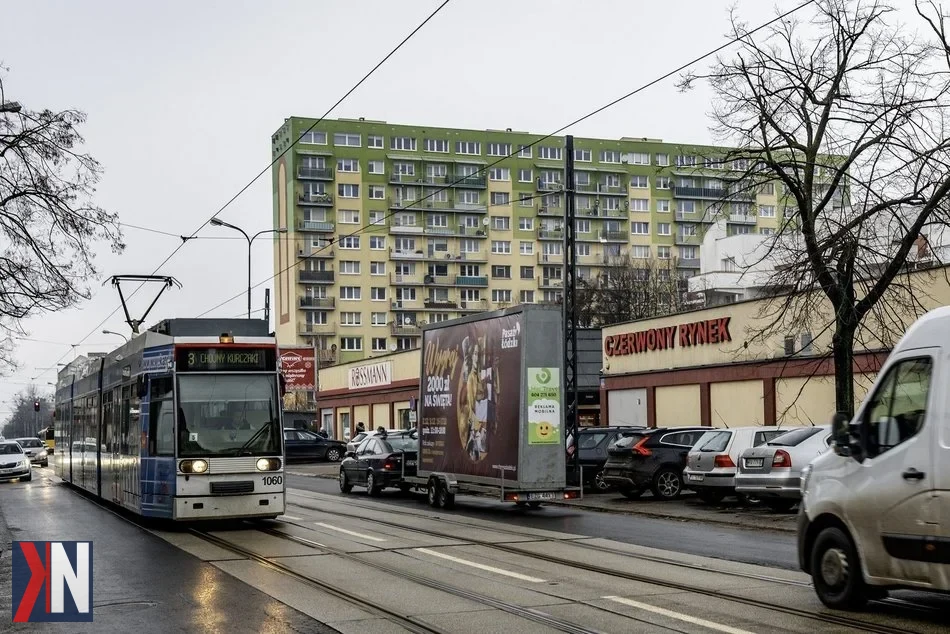 "Na zdjęciu widać ulicę Rzgowską w Łodzi, która wkrótce zostanie zamknięta na czas remontu. Prace budowlane rozpoczną się w kwietniu i obejmą odcinek od ul. Dąbrowskiego do ul. Paderewskiego, co spowoduje utrudnienia w ruchu drogowym dla kierowców. To ważna arteria w mieście, a jej przebudowa ma na celu poprawę infrastruktury."
