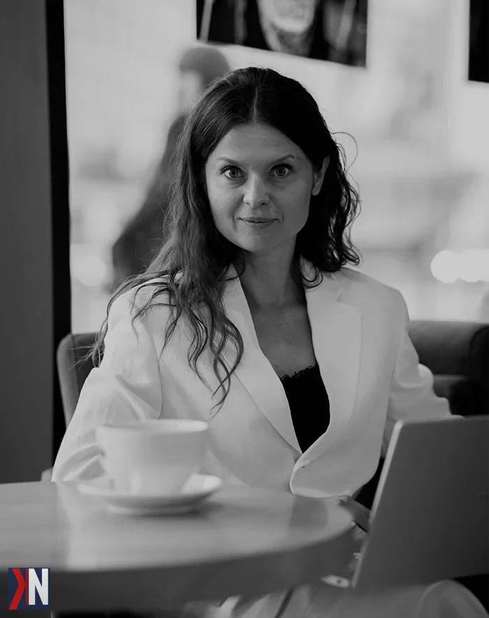 Zdjęcie przedstawia Magdalenę Adamczuk podczas wydarzenia 'Łódzkie Industry 4.0 – Synergia Przyszłości' w SkuHubie w Łodzi, gdzie twórcy startupów prezentowali swoje innowacyjne pomysły na rozwiązanie realnych problemów z wykorzystaniem nowoczesnych technologii.