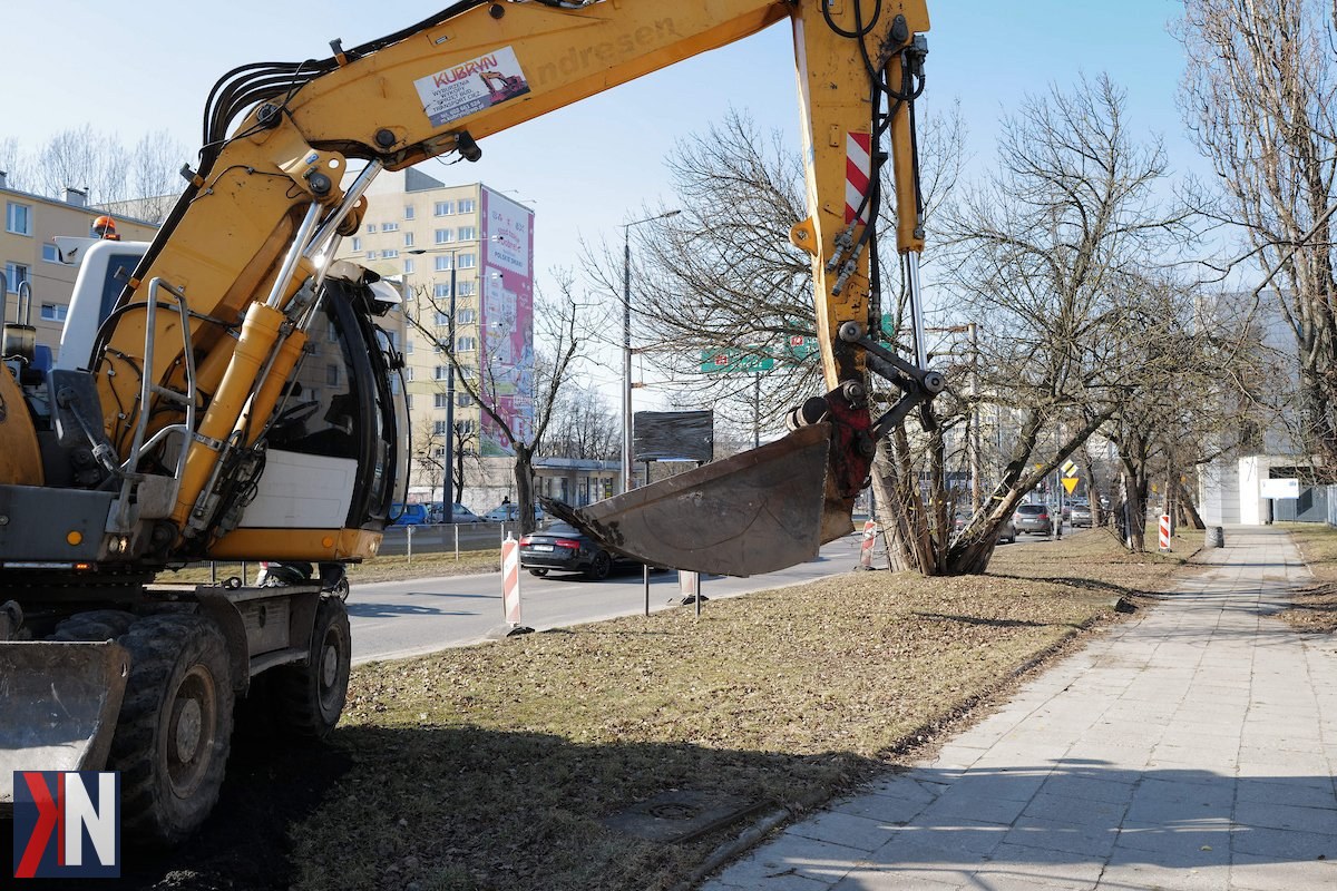 ALT: "Drogowcy wracają do pracy na ul. Dąbrow w Łodzi, gdzie rozpoczęły się prace związane z inwestycjami drogowymi i rowerowymi na wiosnę 2023."