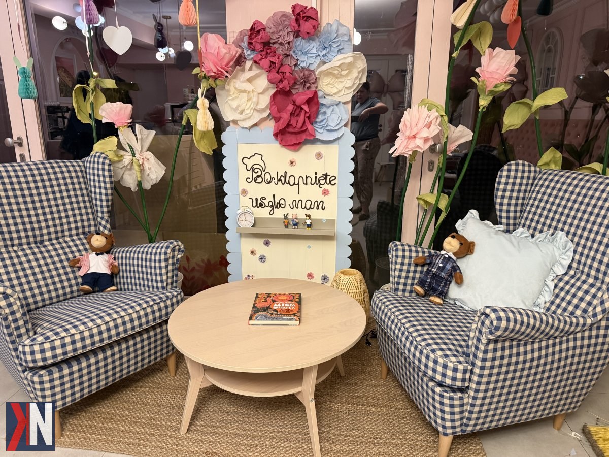 "Miś Uszatek w słodkiej wersji na talerzu, symbol Łodzi Filmowej, z charakterystycznym klapniętym uszkiem i spokojnym spojrzeniem, stworzony w pracowni Cocoar. Idealny deser dla miłośników kultowej postaci."