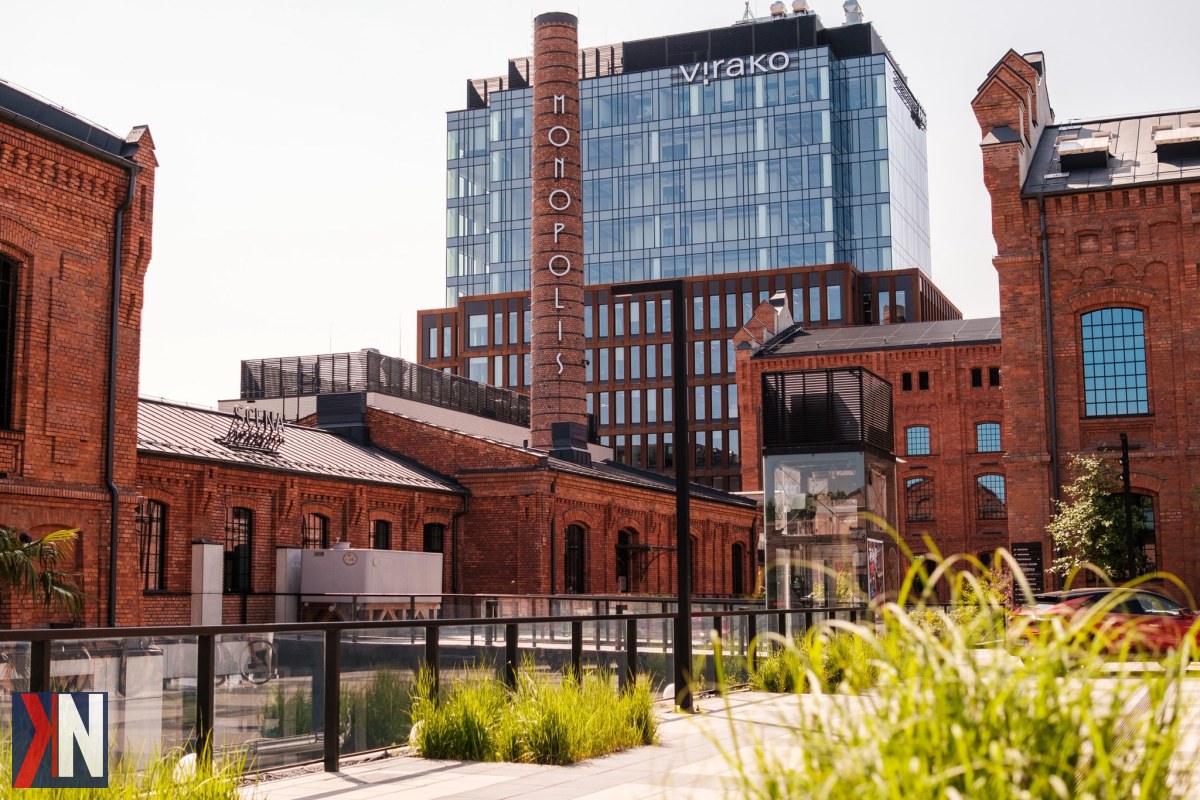 "Zdjęcie przedstawia kompleks Monopolis w Łodzi, którego większościowy pakiet udziałów został sprzedany przez spółkę Virako. Krzysztof Witkowski, udziałowiec spółki, ogłosił tę zaskakującą informację, podkreślając znaczenie tej transakcji dla regionu."