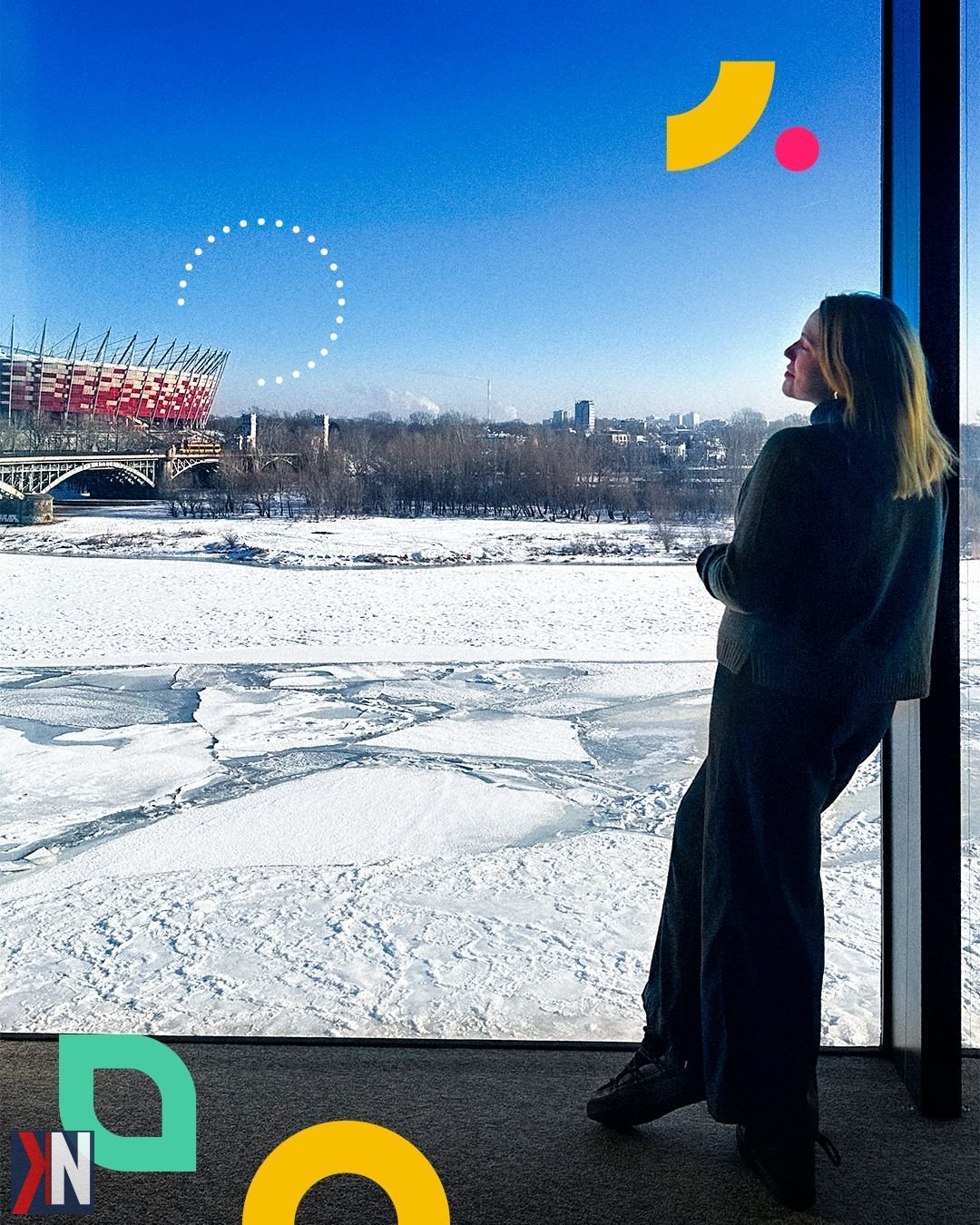 "Zdjęcie przedstawia nową siedzibę łódzkiej agencji marketingowej Altavia Kamikaze + K2, która przenosi swoje biuro z Domaniewskiej nad urokliwą Wisłę po 13 latach działalności w Warszawie. W tle widać nowoczesną architekturę, symbolizującą świeże początki agencji oraz jej dynamikę w branży marketingowej."