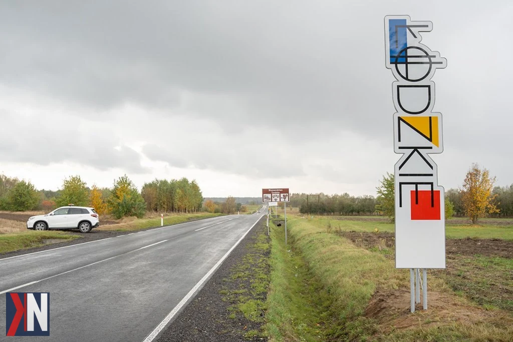 Zdjęcie przedstawiające nowoczesną infrastrukturę drogową w powiecie opoczyńskim, który otrzymał 291 mln zł na rozwój. Obrazek ilustruje planowane inwestycje w drogi, kolej, turystykę oraz inne kluczowe projekty w gminach, które przyczynią się do poprawy jakości życia mieszkańców i wzrostu atrakcyjności regionu.