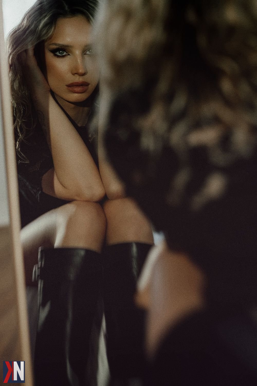 "Fotografka kobiecych dusz spędza czas w kawiarni Costa w Manufakturze, Łódź, otoczona surowym, pofabrycznym wnętrzem z wysokimi sufitami i cegłą, idealnym na kreatywne spotkanie."