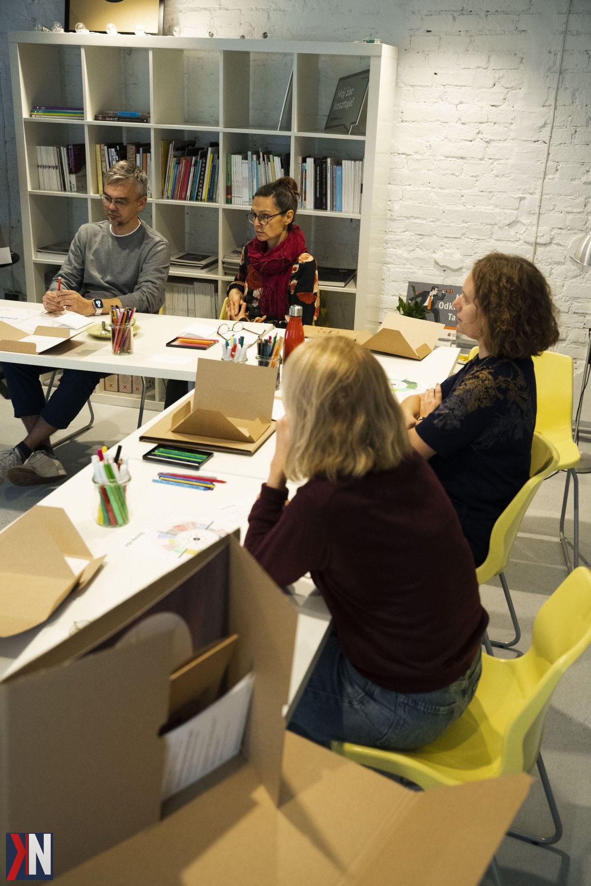 "Maciek i Maja z Łodzi, twórcy metody PRObeing, uchwyceni na zdjęciu, promując równowagę w życiu w dobie ciągłego pośpiechu i stresu. Ich inicjatywa inspiruje innych do powiedzenia 'stop' i znalezienia harmonii w codzienności."