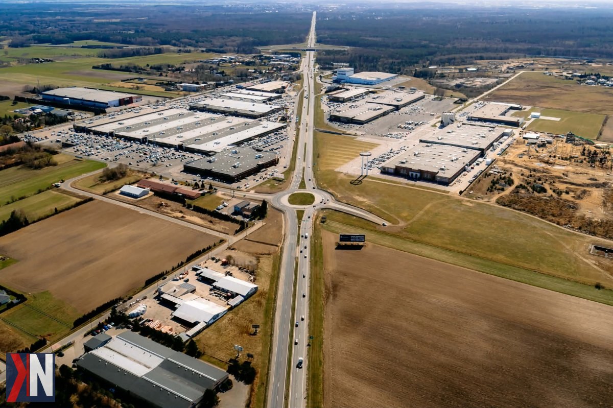 "Nowe rondo w Rzgowie na skrzyżowaniu ulic Katowickiej i Rzemieślniczej, które porządkuje układ drogowy i łączy wcześniej rozdzielone obszary, symbolizujące rozwój inwestycyjny regionu na 380 hektarach."