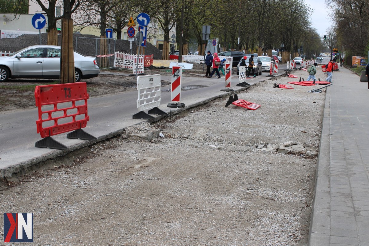 "Remont ulicy Wielkopolskiej na Żubardziu - widok na trwające prace budowlane, przygotowania do nadchodzących remontów ulic Lutomierskiej i Mokrej, co podkreśla dynamiczny rozwój infrastruktury w tej okolicy."