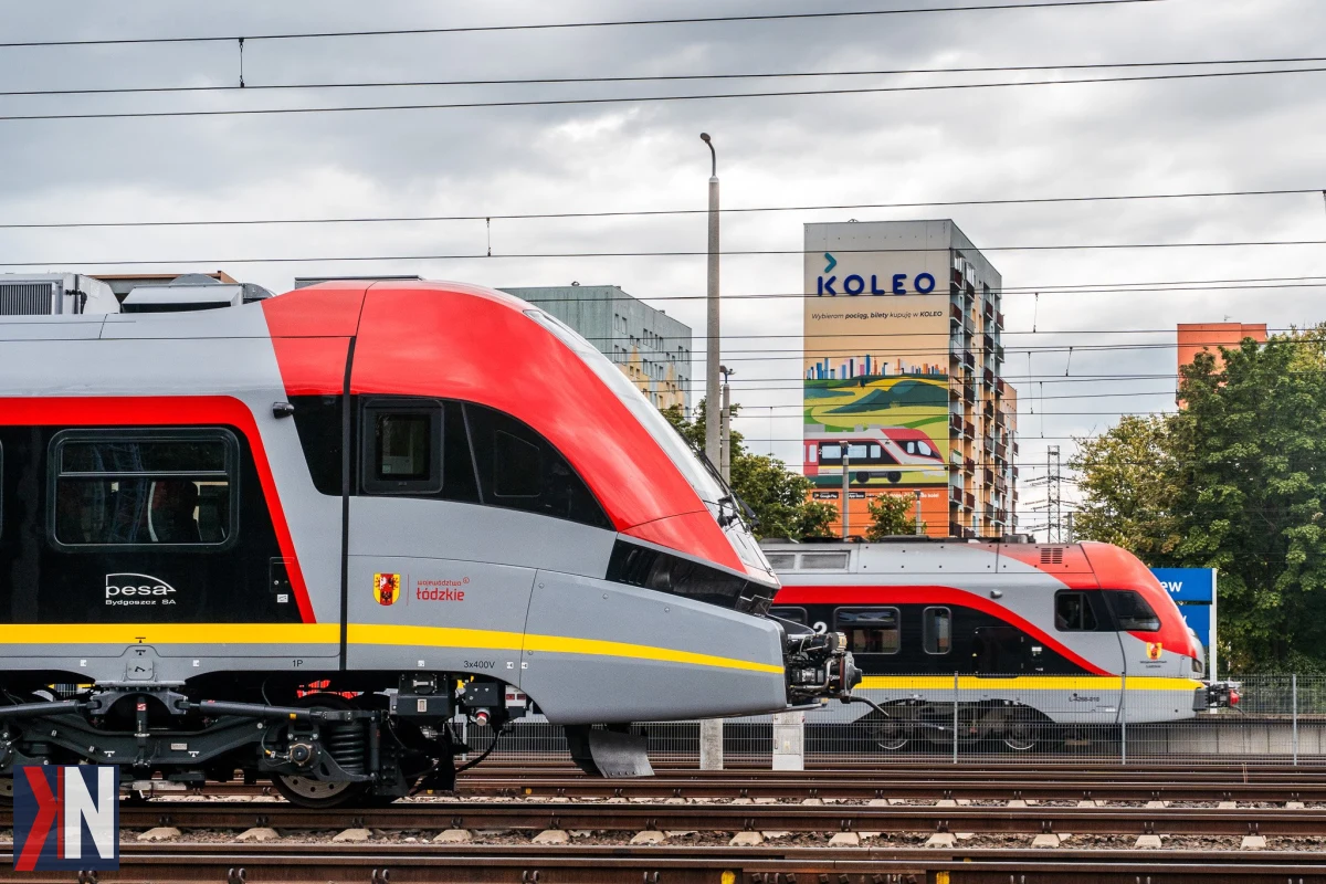 Zdjęcie przedstawiające pociąg Łódzkiej Kolei Aglomeracyjnej na tle stacji w Poddębicach, symbolizujące powrót regularnych połączeń kolejowych do miasta oraz nowe kierunki do Warszawy i Częstochowy w rozkładzie jazdy na sezon 2026/2027.