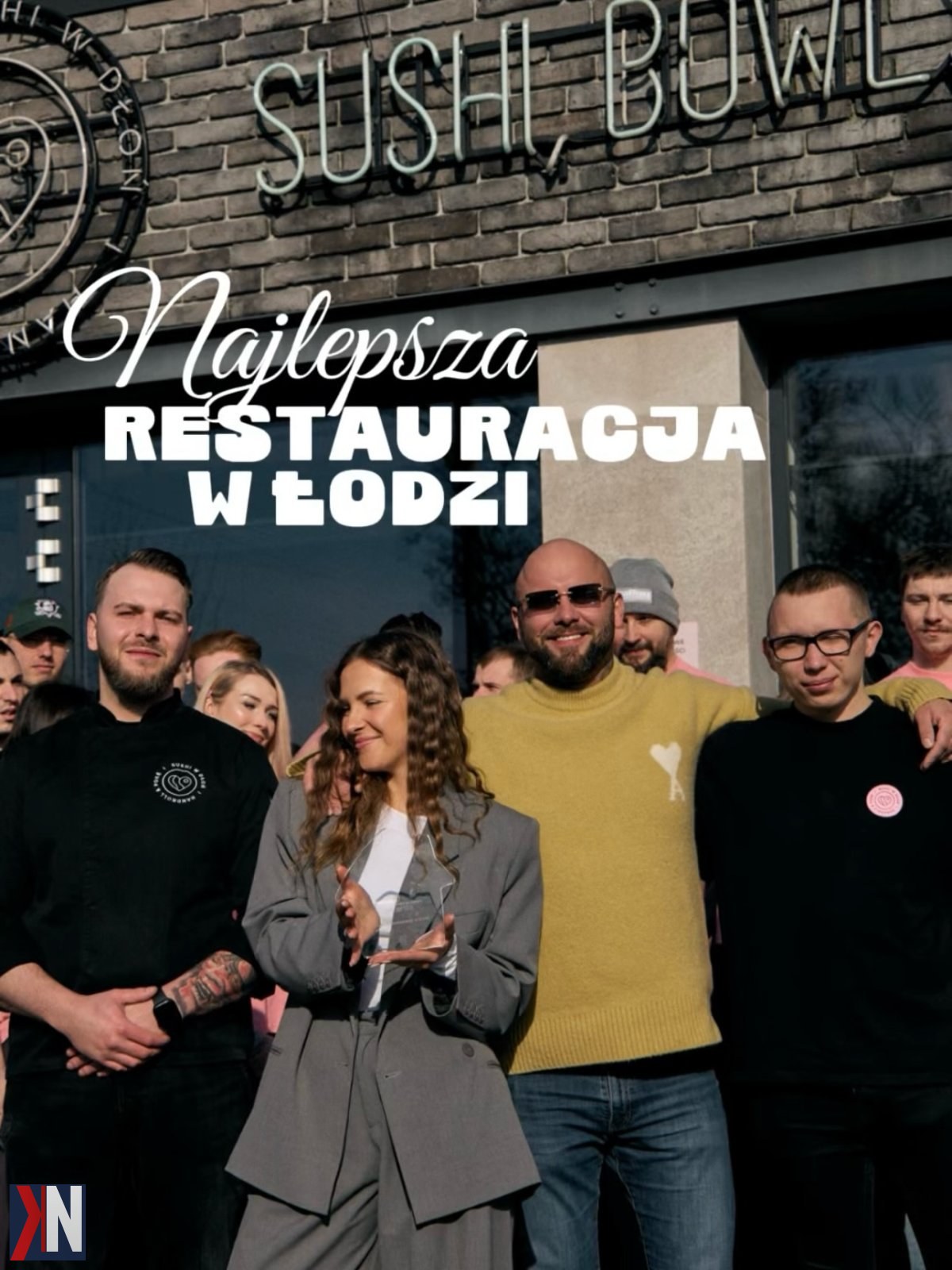 "Zdjęcie przedstawiające ceremonię wręczenia nagród Pyszne.pl Awards 2025, na której wyróżniono najlepsze restauracje w województwie łódzkim, ilustrując zmiany w rynku zamówień online. Na pierwszym planie widać uśmiechniętych restauratorów i gości, celebrujących sukcesy kulinarne, wskazujących na rosnącą różnorodność ofert gastronomicznych w Łodzi."